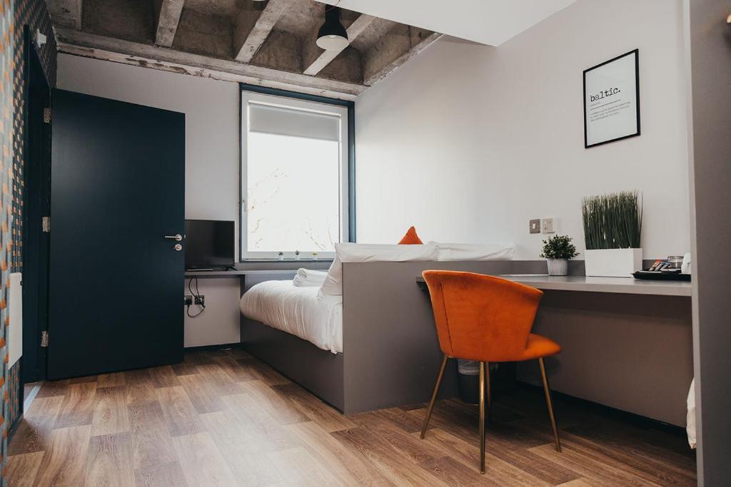 Tweepersoonskamer met klein tweepersoonsbed
