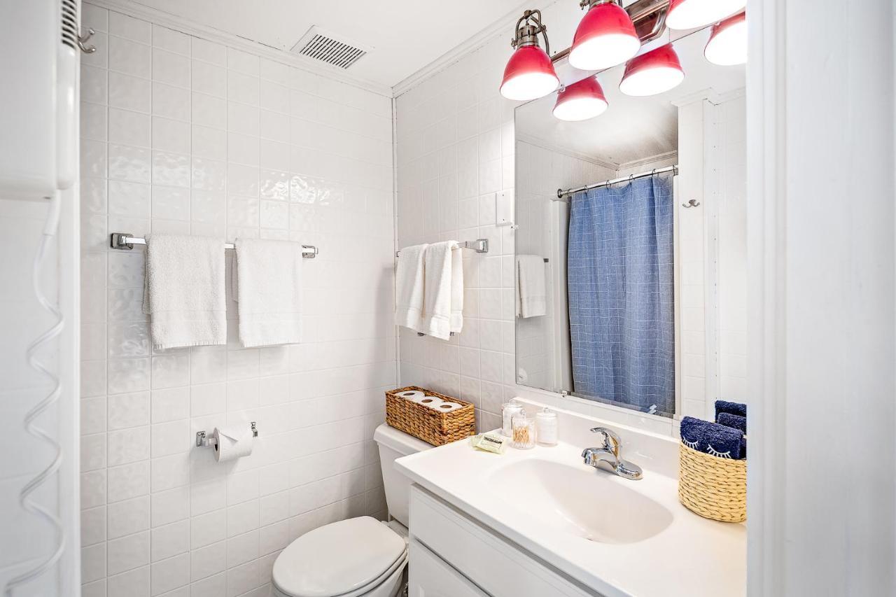 Queen Room shower,1252484893:JPEG